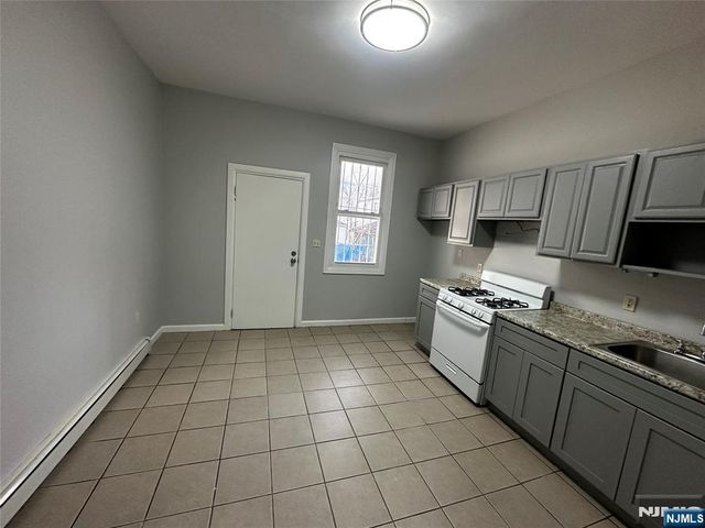 213 7th Street, Newark, NJ 07107