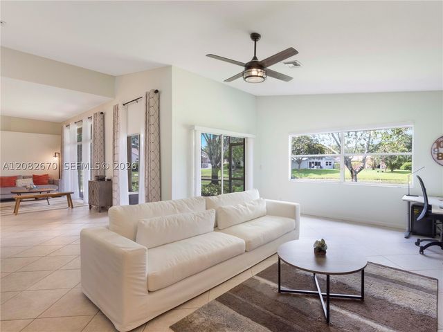 2549 Egret Lake Dr, Green Acres, FL 33413