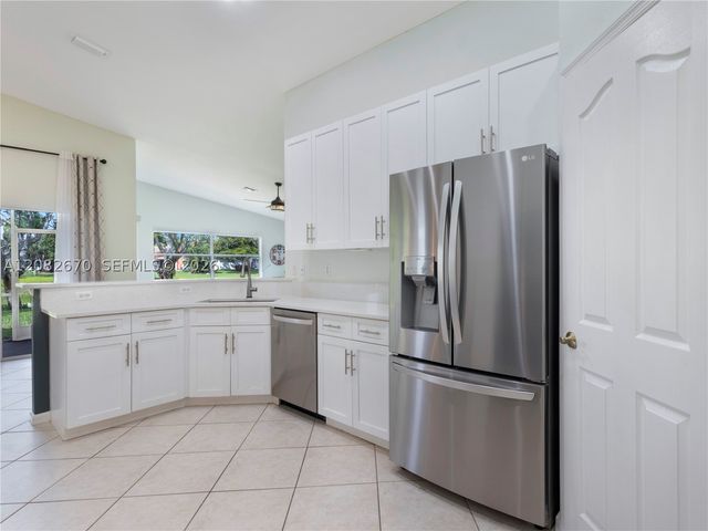 2549 Egret Lake Dr, Green Acres, FL 33413
