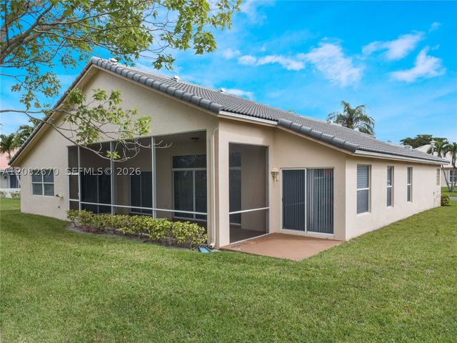 2549 Egret Lake Dr, Green Acres, FL 33413