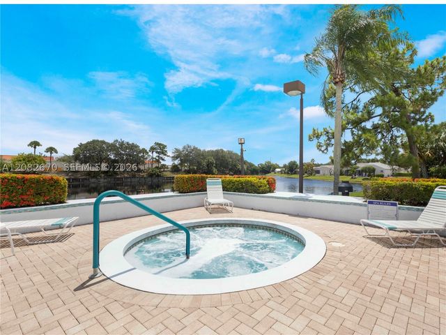 2549 Egret Lake Dr, Green Acres, FL 33413