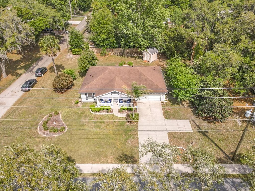 Image 3 of property listing at 191 N SUMMIT AVENUE, Lake Helen, FL 32744