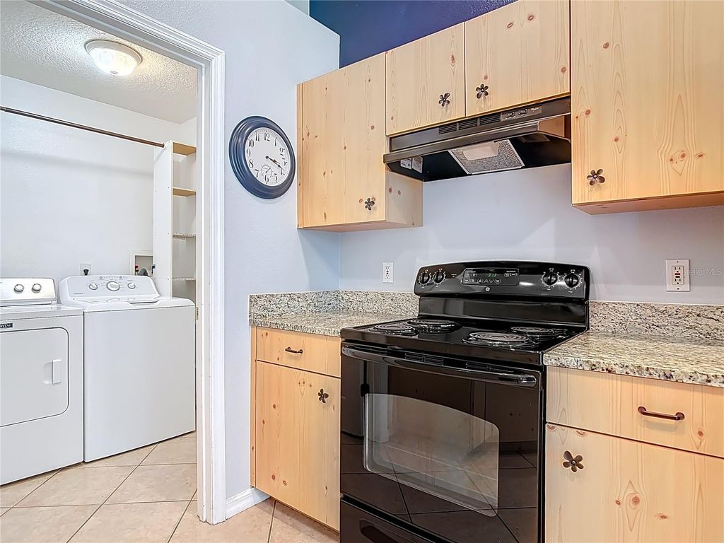 Image 21 of property listing at 191 N SUMMIT AVENUE, Lake Helen, FL 32744