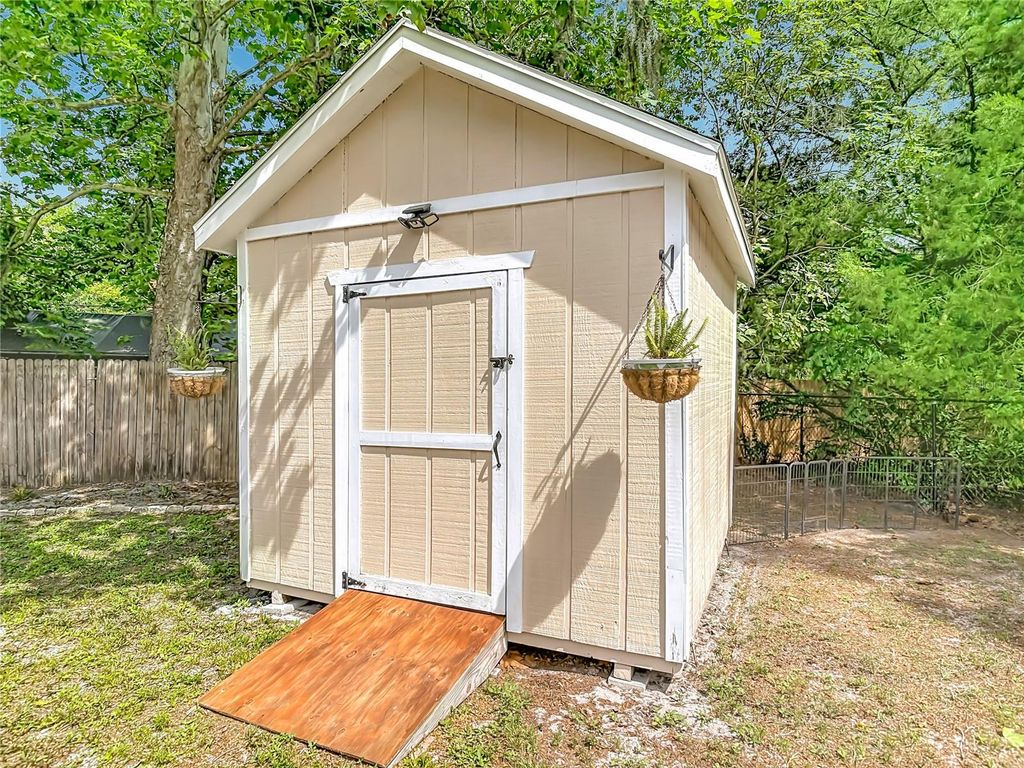 Image 45 of property listing at 191 N SUMMIT AVENUE, Lake Helen, FL 32744