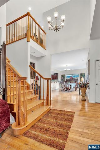 8 Mary Court, Mahwah, NJ 07430