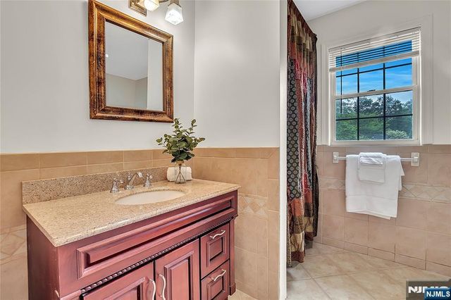 8 Mary Court, Mahwah, NJ 07430