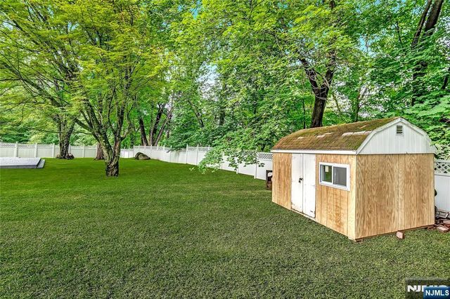 8 Mary Court, Mahwah, NJ 07430