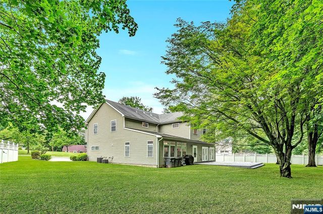 8 Mary Court, Mahwah, NJ 07430