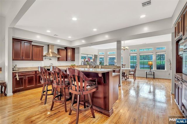 8 Mary Court, Mahwah, NJ 07430