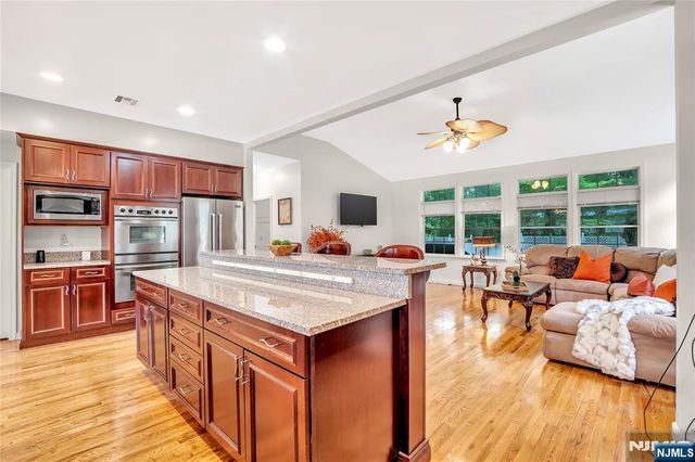 8 Mary Court, Mahwah, NJ 07430