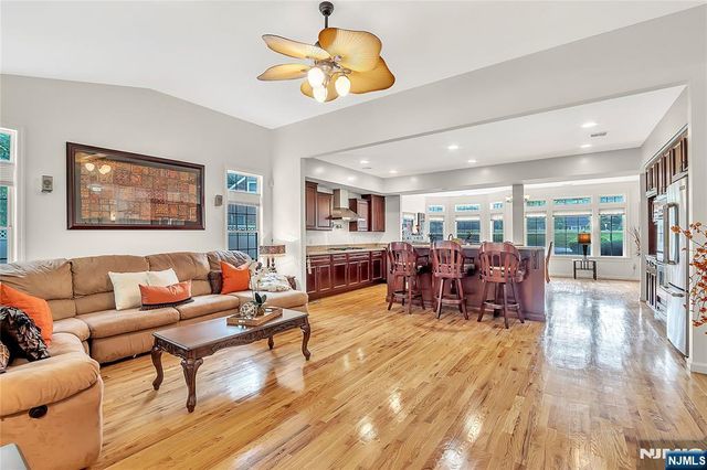 8 Mary Court, Mahwah, NJ 07430