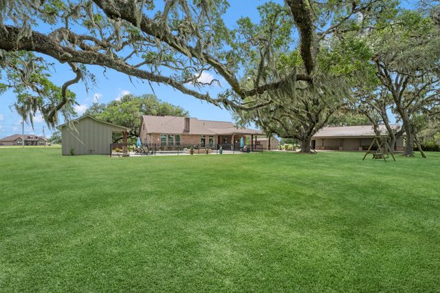814 Sunset Trail, Angleton, TX 77515