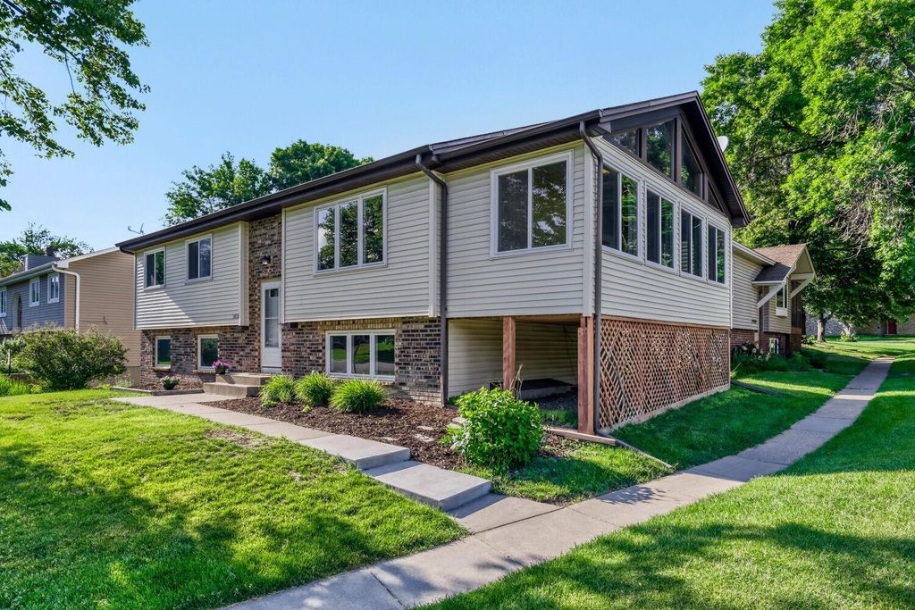 3458 Pilgrim Lane N, Plymouth, MN 55441