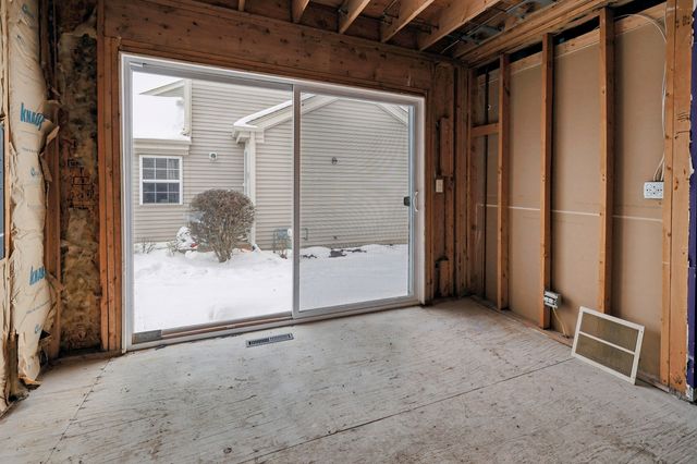 861 VILLAGE Circle 861, Marengo, IL 60152