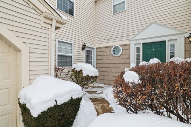 861 VILLAGE Circle 861, Marengo, IL 60152