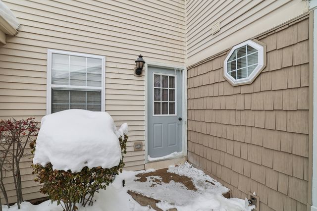 861 VILLAGE Circle 861, Marengo, IL 60152