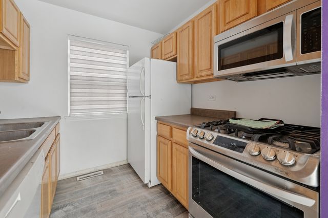 861 VILLAGE Circle 861, Marengo, IL 60152