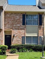 1023 Fountain View Drive, Houston, TX 77057