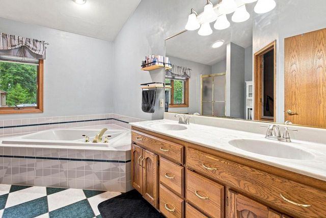 2420 BRANTWOOD DRIVE, Neenah, WI 54956