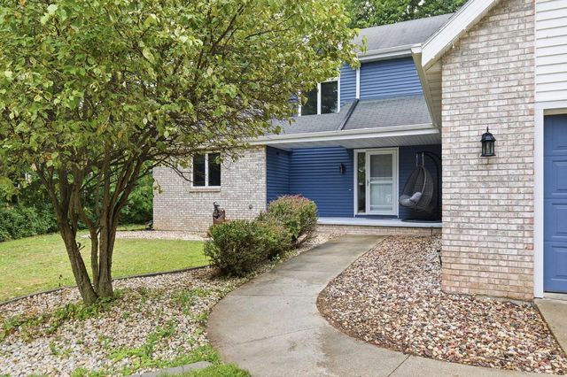 2420 BRANTWOOD DRIVE, Neenah, WI 54956