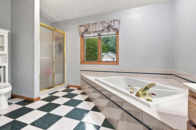 2420 BRANTWOOD DRIVE, Neenah, WI 54956