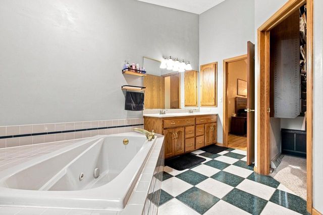 2420 BRANTWOOD DRIVE, Neenah, WI 54956