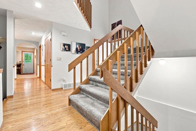 2420 BRANTWOOD DRIVE, Neenah, WI 54956