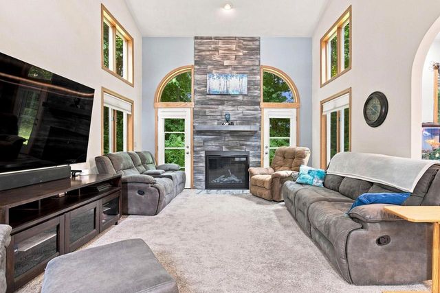 2420 BRANTWOOD DRIVE, Neenah, WI 54956