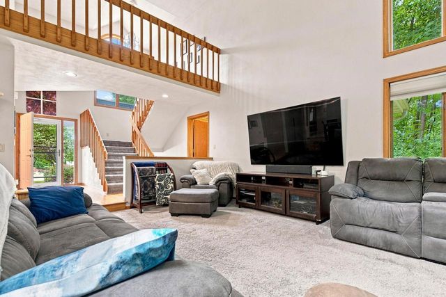 2420 BRANTWOOD DRIVE, Neenah, WI 54956