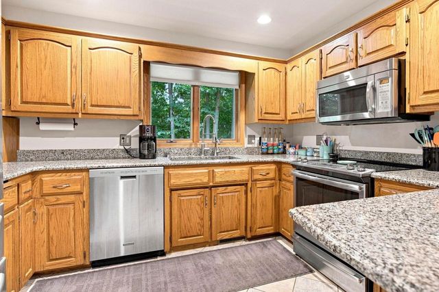 2420 BRANTWOOD DRIVE, Neenah, WI 54956