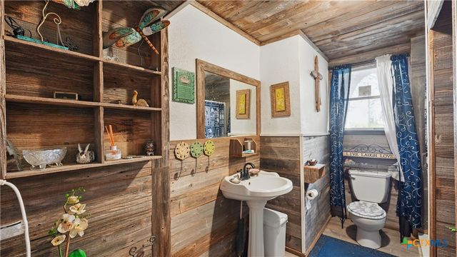 15521 E Highway 90, Kingsbury, TX 78638