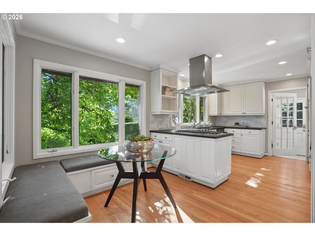 908 Sw DAVENPORT St, Portland, OR 97201