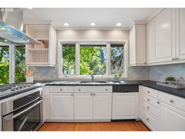 908 Sw DAVENPORT St, Portland, OR 97201