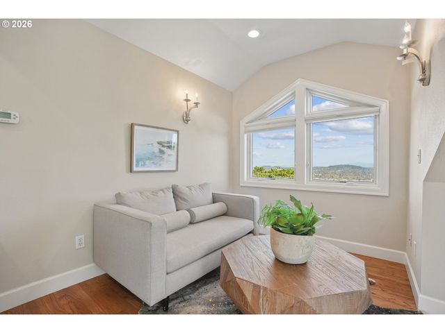 908 Sw DAVENPORT St, Portland, OR 97201