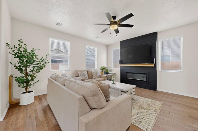 512 Wyatt Avenue SW, Los Lunas, NM 87031