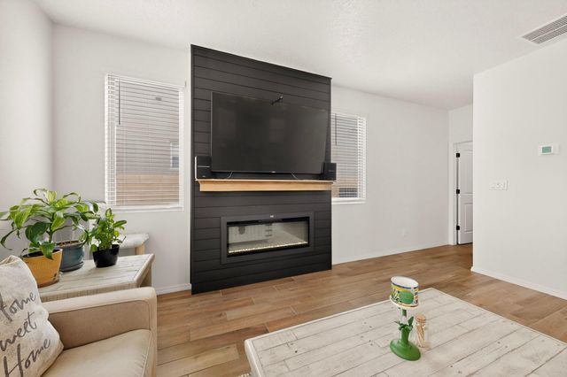 512 Wyatt Avenue SW, Los Lunas, NM 87031