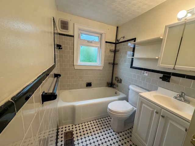 81 Brayton Rd 1, Boston, MA 02135