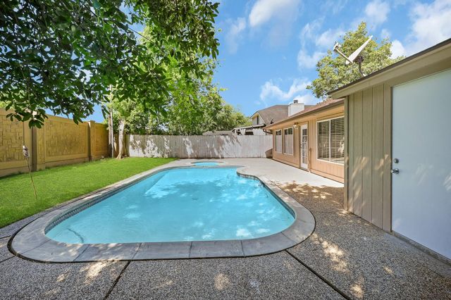 2910 Norwich Street, Pearland, TX 77584