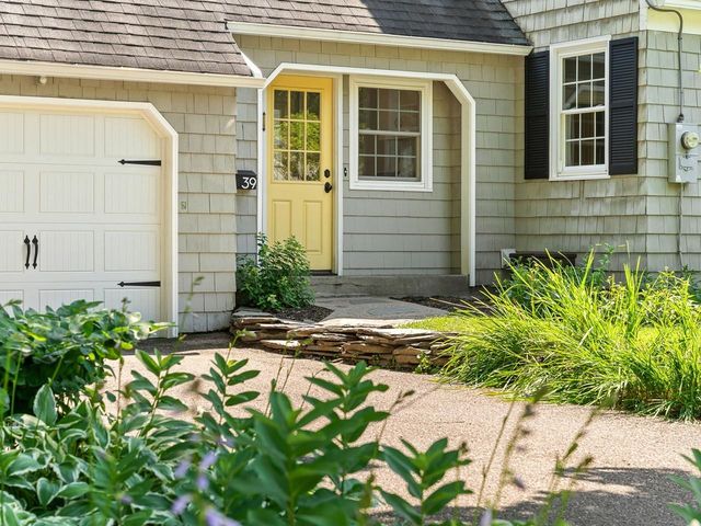39 Laurel Hill Drive, South Burlington, VT 05403