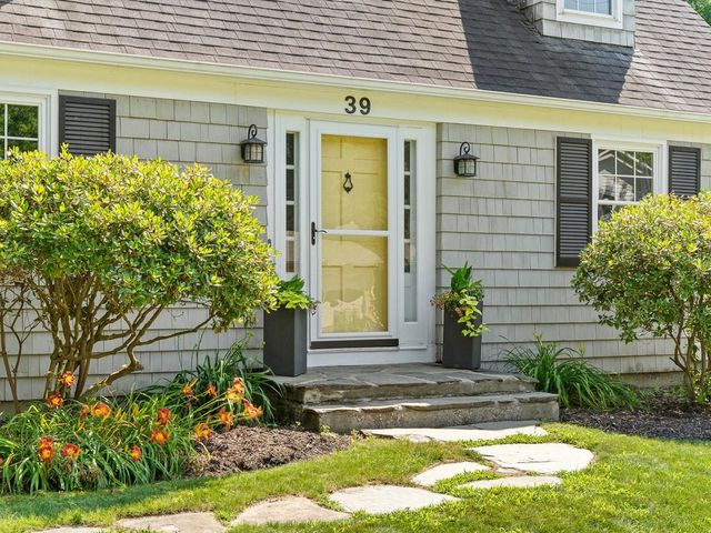 39 Laurel Hill Drive, South Burlington, VT 05403