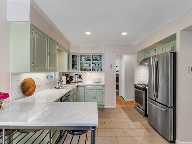 39 Laurel Hill Drive, South Burlington, VT 05403
