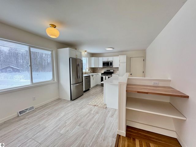 5260 W Blair Townhall Road, Grawn, MI 49637