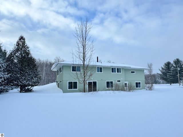 5260 W Blair Townhall Road, Grawn, MI 49637