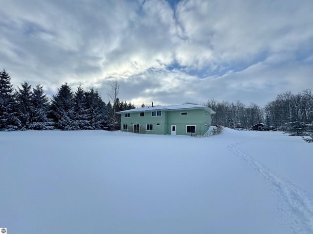 5260 W Blair Townhall Road, Grawn, MI 49637