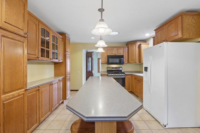 121 Winston Way, Waunakee, WI 53597