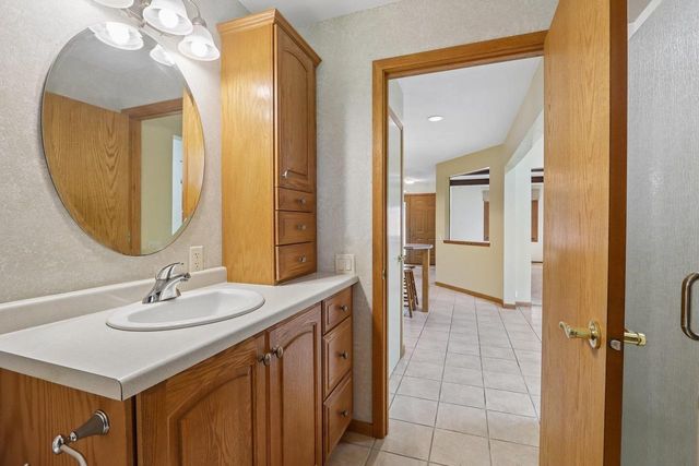 121 Winston Way, Waunakee, WI 53597