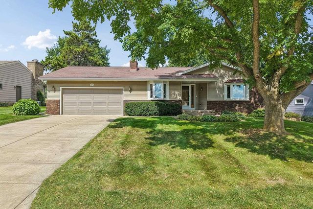121 Winston Way, Waunakee, WI 53597