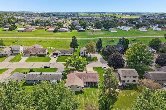 121 Winston Way, Waunakee, WI 53597