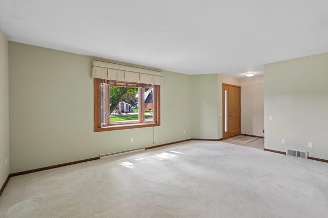 121 Winston Way, Waunakee, WI 53597