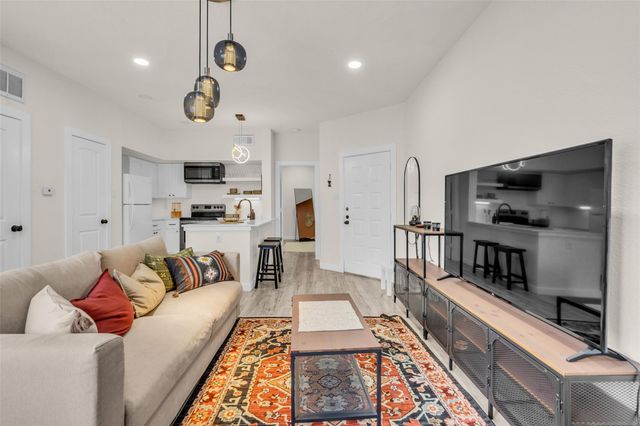10855 Meadowglen Lane 604, Houston, TX 77042